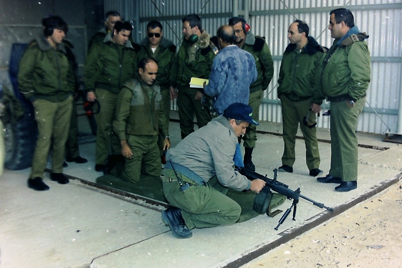תמונה של ביקור ראש אג"א ביחידת ניסויים 25/11/1992